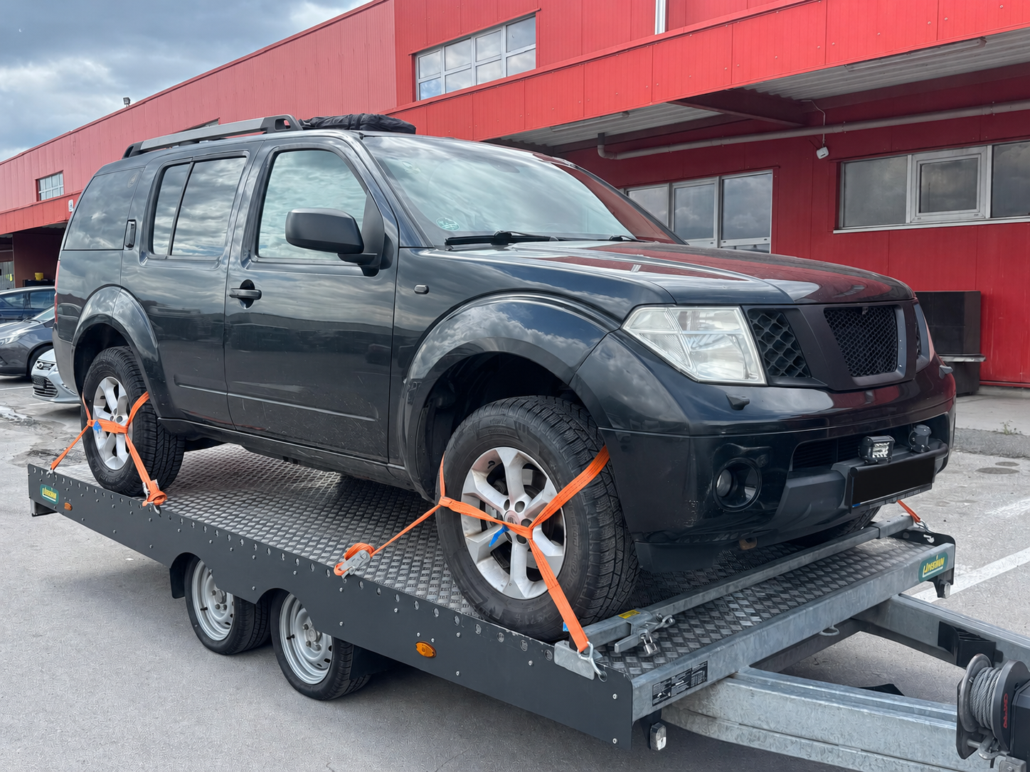 Nissan Pathfinder auf Anhänger gesichert