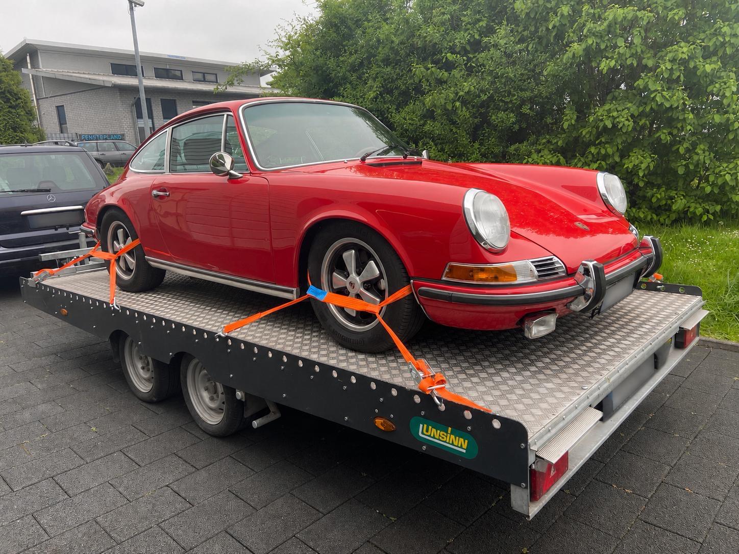 Porsche 911 Klassiker auf Anhänger