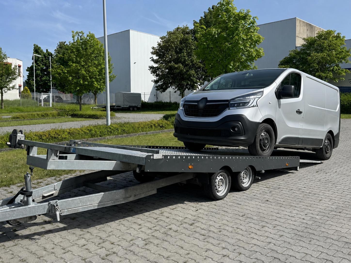 Transporter auf Anhänger